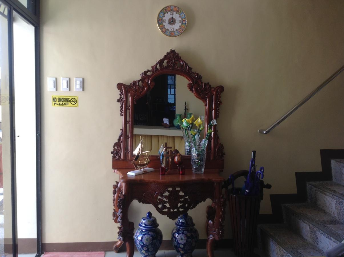 Danel Pensionne House 따끌로반 외부 사진