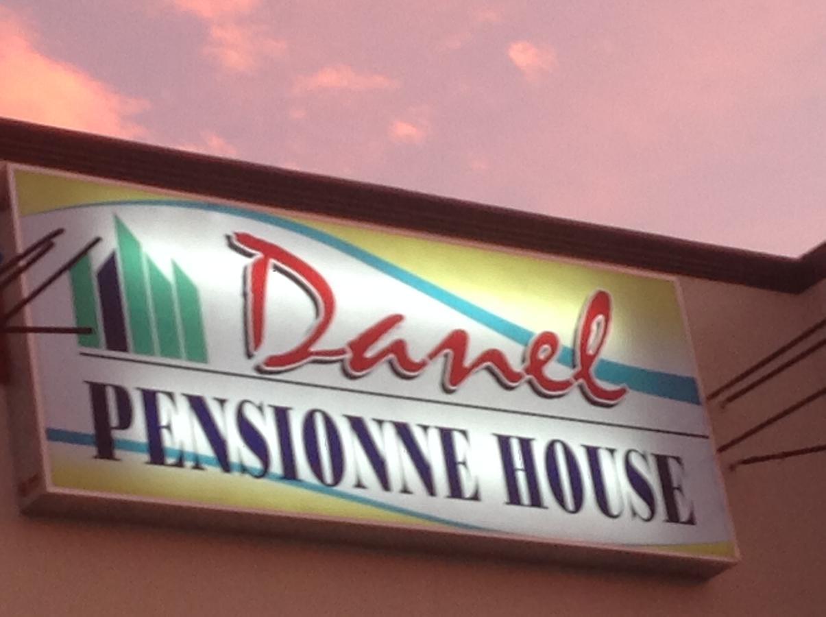 Danel Pensionne House 따끌로반 외부 사진